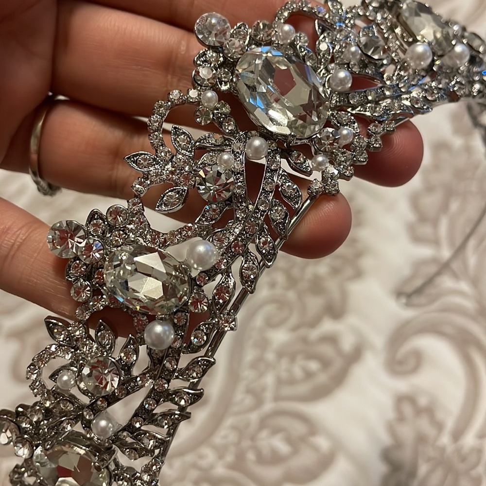 Customized Eden Luxe Bridal Tiara with pearls. New. Never worn. - Picture 4 of 4
